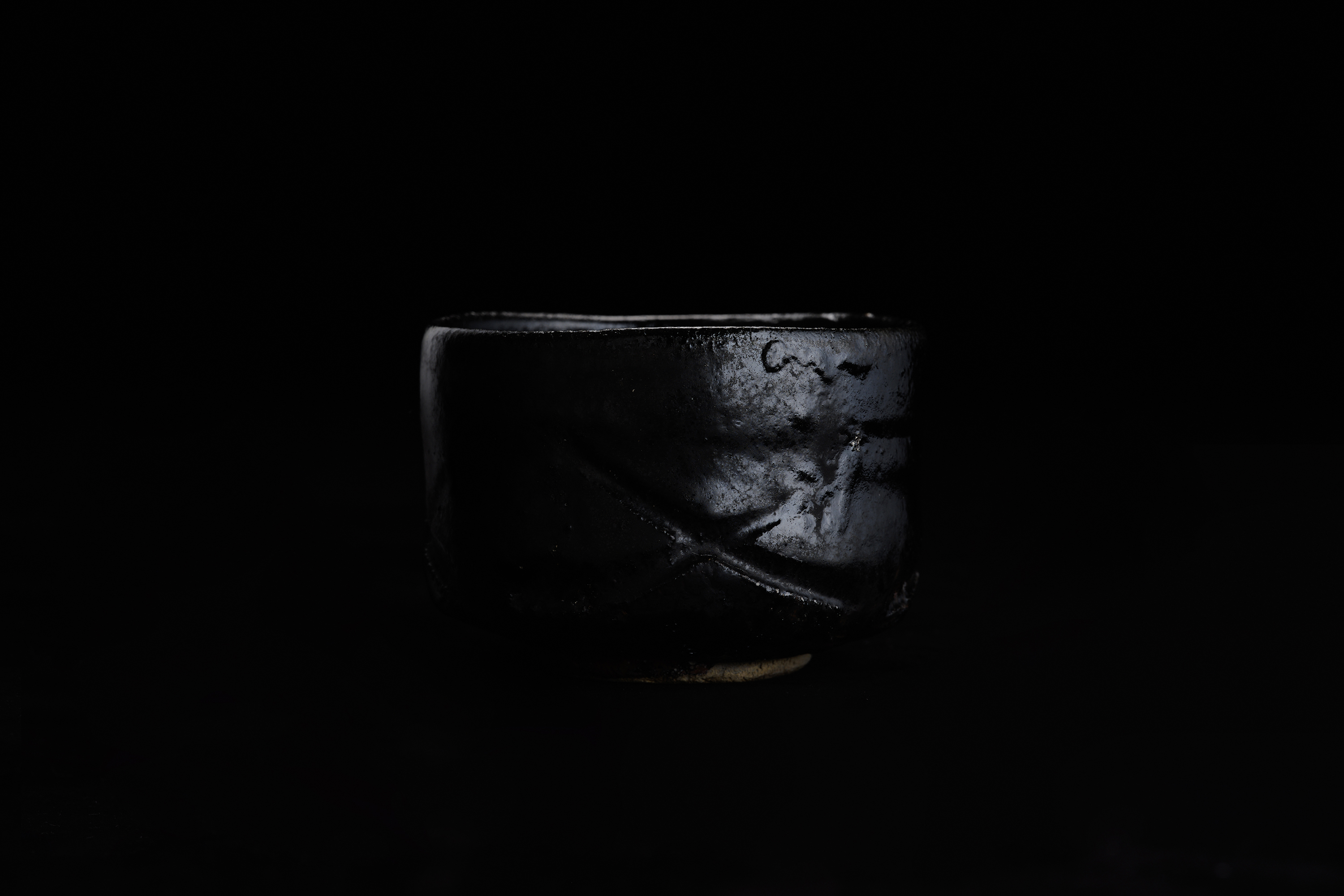 黒唐津茶碗 | 工芸品 | KOGEI STANDARD | 日本工芸のオンラインメディア
