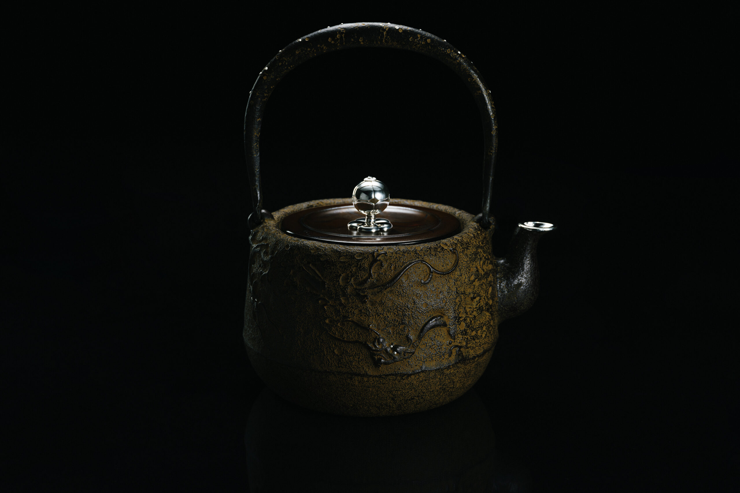 鉄瓶 芦屋龍 銀象嵌入 本銀摘み付 | 佐藤 旺光（清光堂）| KOGEI STANDARD