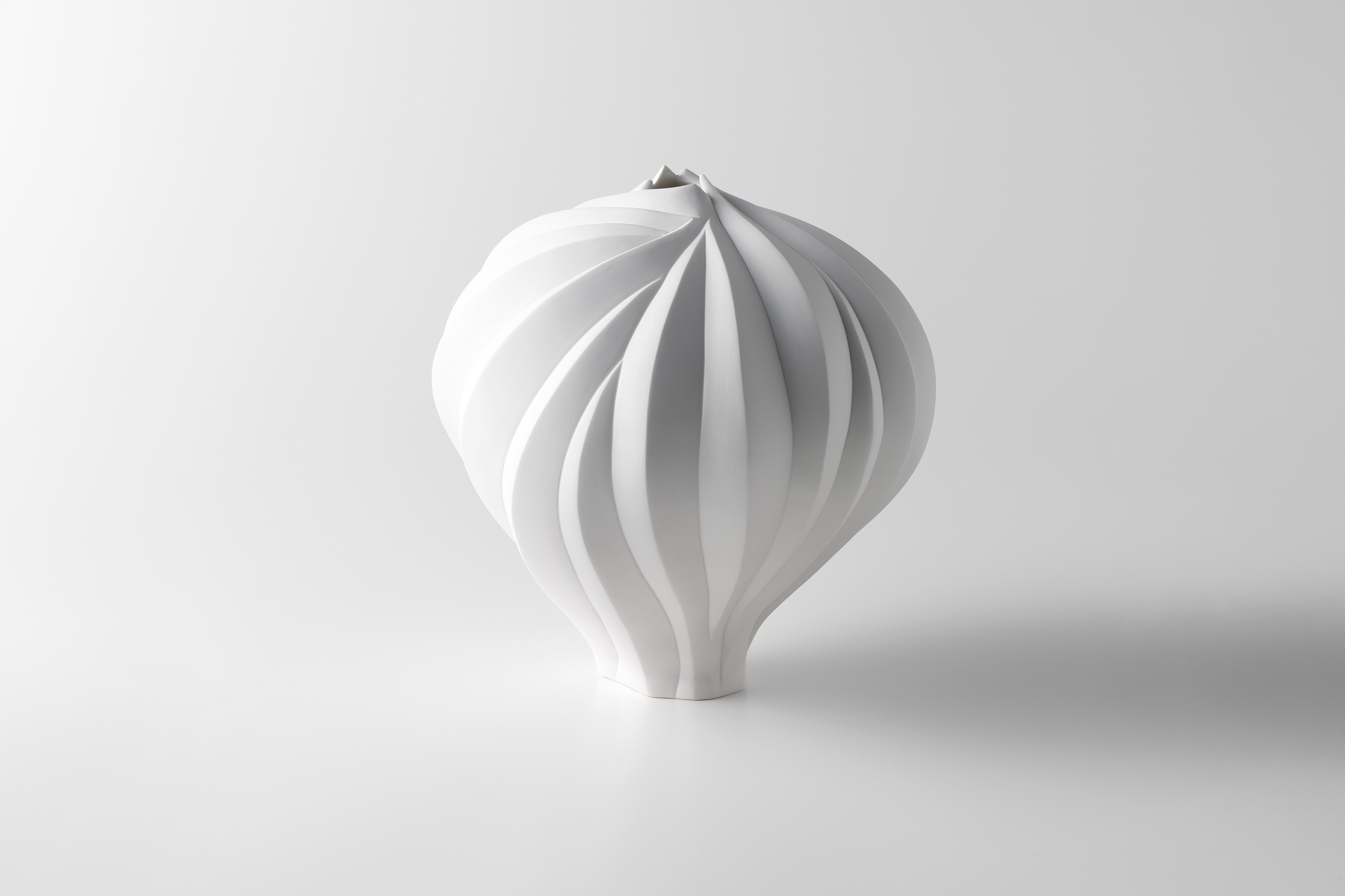 希少近代茶陶作家【 高橋 奈己／Nami Takahashi 白磁蕾型 水指 H180mm